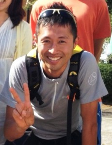 キクリンと言えば、このさわやかな笑顔とピースですね