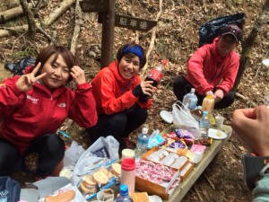 エイドまで徒歩４０分。 食料や飲み物を運んでくれた、みかちゃん＆なみこさん＆ゴミくんに感謝！