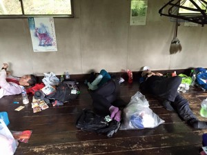 ご飯を食べて、一杯水避難小屋で就寝