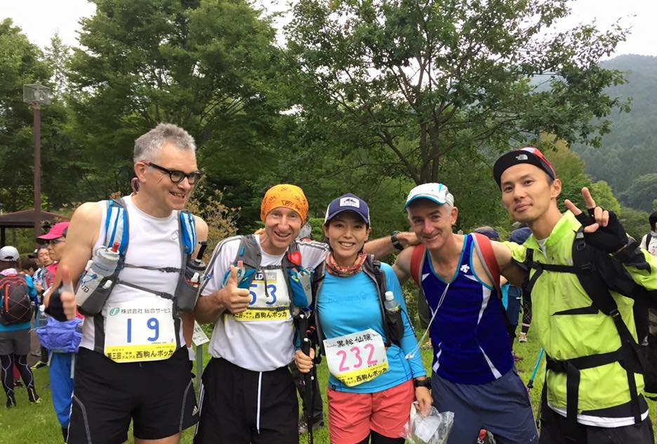 スリーピークスチームから、ジュリアンとオーマ。 そして登山競走系ならもっぱら強い、リチャードが参戦。 周りが山系の方ばかりだったので素足は怒られそう・・・とタイツ着用・・・