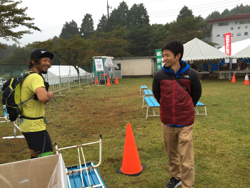 応援に来ていた小野くんと、楽しそうに話しながら出発していきます。