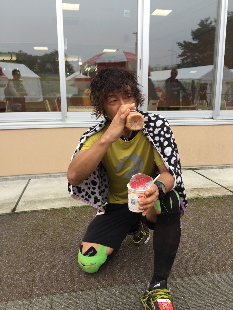 ラーメンにミルクティ。 まったく合わない組み合わせですが、文句も言わずに食べてくれました。 とにかく食べないと、体力がもちません。