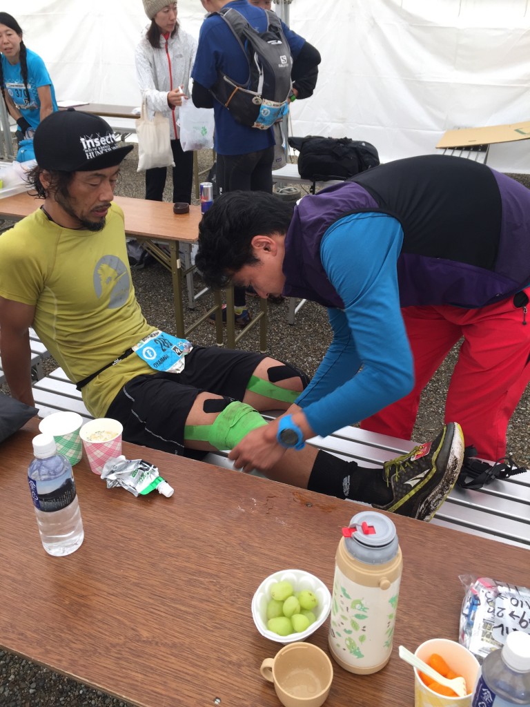 麓で私が急きょしたテーピングを外し、芥田さんのスペシャルテーピングをしていただきました。
