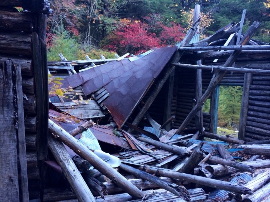 御室小屋はガッツリ荒れてるので寝泊りはできません。