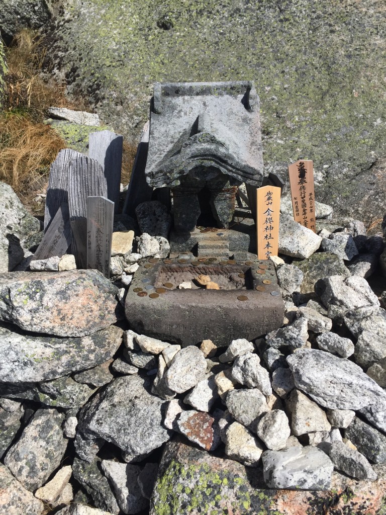 五丈岩の後ろに金峰山の祠は鎮座しております。
