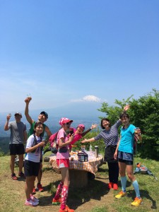 峠に先回りした仲間がカフェバーを開いてて、しばし休憩