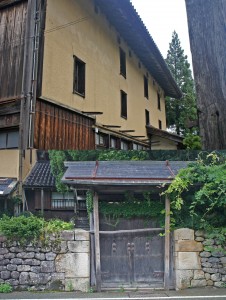白山麓十八ヶ村の事務をつかさどってきた大庄屋「山岸家」。黄土色の大壁と縦長窓が特徴的な建物です。