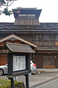 「行勧寺庫裏（ぎょうかんじ くり）」。白峰に残っている唯一の木羽（こば）葺き屋根建築です。冬の積雪時でも仏事のふれ太鼓が聞こえるように、屋根の上に太鼓堂が設置されているとのことです。