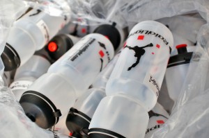 バルブ式の飲み口がついたウォーターボトル。本体はソフトプラスチックで走りながらでもつかみやすい仕様です。800mlと600mlがあり、お好きな容量の方をお選び頂けます。（上写真は800ml）