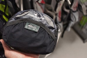 背面にループがついていて、ショルダーストラップやウエストベルトに取り付けることができるエクストラポケット。ちょうど手の平を広げたくらいのサイズ(約W16cm×H13cm×D4.5cm)で、スマートフォンはもちろん、コンパクトデジタルカメラも収納することができます。表面にはメッシュポケットがついており、ジェルを入れておいたり、レース中のゴミ入れにする事も可能です。尚、バックの内側には、ジェルを挟んでとめておくためのゴムバンド・ループが幾つもついていて、暗闇の中でも手さぐりでその位置を容易に特定できるようになっています。
