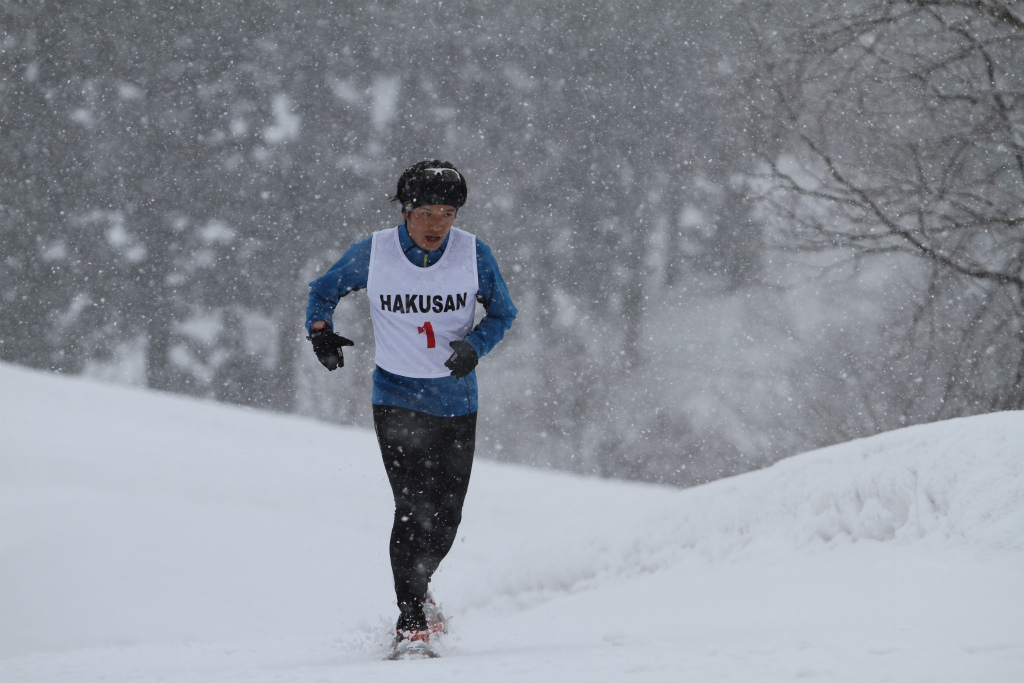 招待選手①: 小出 徹 (チームサロモン / Inside Out Ski Club) トレイルランニング界に入る前からスノーシューイングレースで活躍していたという小出選手。本大会でも終始トップを走り優勝。 Photo by Masayuki TAGAMI