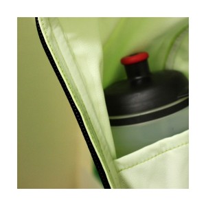 縫い目は全てシームテープ加工されており、UTMF/STYの必携装備基準も満たしている。 また、ジャケット内側にはボトルなどを入れることができるポケットが設けられている。
