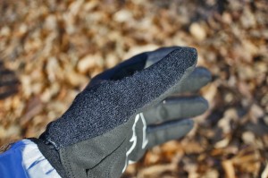 親指の甲部は、手首から指先まで、タオル状の素材が使用されている。