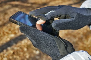 いつもの使用感でタッチパネル操作が可能。小さなボタンでも押し間違えることなく、グローブ着用時の操作ストレスも軽減できる。