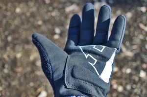 手のひら側の全体が厚手のレザー調素材になっていて耐久性が高い。さらに2カ所（凸部）にクッションが入っていて、下りで木の幹などにコンタクトする際などのクッションにもなる。