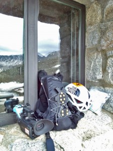 Andorra ULTRA TRAILでは、バンジーコードでザックに取付けて出し入れを容易に（スパイク部が泥まみれになるので、他の装備を濡らしたり汚したりしないためにも）。