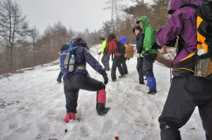 雪が残っている斜面は、写真のように雪山登山のような状況。深いところでは、踏み抜くと膝上まで埋まりましたので、50センチくらいはあるかと思われます。