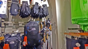 フランスシャモニーのTHE NORTH FACE 店舗のトレイルランニングコーナーにて