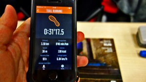 ナイトランでの取得データも自分のスマートに簡単に取り込む（専用アプリ「SUUNTO MOVESCOUNTアプリ」のインストールが必要）ことができます。
