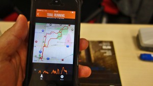 ナイトランでの取得データも自分のスマートに簡単に取り込む（専用アプリ「SUUNTO MOVESCOUNTアプリ」のインストールが必要）ことができます。