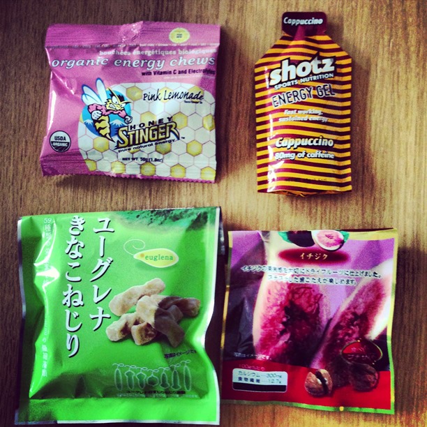 最後に補給食。下の二つはコンビニで買いました。左が262.5kcal、右はなんと354kcal!!もちろん"いわゆる"的な上段の補給食よりおいしいです。要は、補給食も"いわゆる"的なものにこだわる必要はないということ。コンビニならナチュロ、あとはスーパーのちょっとしたコーナーとかで、身体にも優しい自然素材のものがたくさん手に入ります。ジェルに飽きている人、一考してみては?オススメ度★★★★