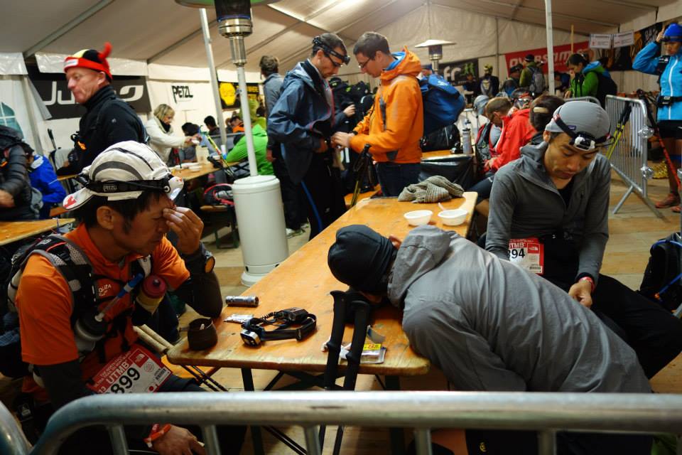 これはTRIENT(139km)のエイドだったでしょうか。グレーのウインブレ着て寝落ちしてるのが私。今回は後半の眠気がハンパなかったです