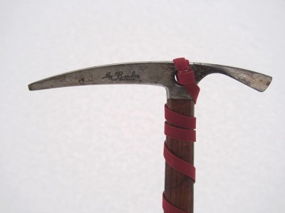 赤岳で出逢ったジイさんが持っていた年季の入ったピッケル。なんと40年も使い続けているそう。シャフトは木製。話していて、道具を愛し、山を愛しているのがヒシヒシと伝わってきました。こういう人と交わりながら大切なことを学んでいけるのも山の魅力。