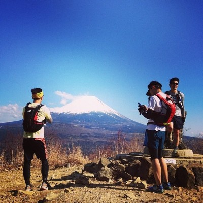 点線ルートを越えれば、1000円札富士山の撮影場所にもなった展望台近くや写真のパノラマ台の絶景へと続くわかりやすいルート。しかし中小のアップダウンがあり決して楽ではないです。本番夜の人も多いと思うので、ここからの景色が見れないのは残念ですね。パノラマ台からは一度登り返しはありますが、スイッチバックだけどそこそこ下りやすいルートで本栖湖畔へ。そこからロードには出ず精進湖方面へ樹海を行く感じです。あとは第1回とほぼ同じ。