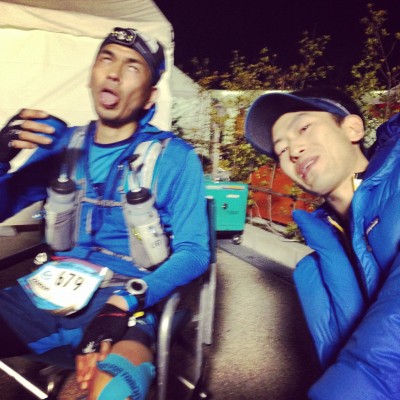 すばしりに到着すると、ほぼ同時に仲間の先頭ランナー到着!初日の夜を迎え、さすがに疲れはじめてます。温かい食べ物、飲み物中心におもてなしw この後もどんどん仲間が来て休むヒマなし!でもサポーターはエイドごとの各選手の状況を客観的に見ているので、今の状態がどうなのか、前のエイドと比較してなんとなくわかる。また自分もUTMFは2回走っているので、そんな状況に合わせザックリ「こうしたら?ああしたら?」とアドバイスと激の中間みたいなものを飛ばします。まぁ選手は疲れていてちゃんと聞いていませんがw