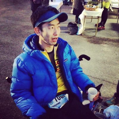 というわけで、夜明け前のA7こどもの国。メチャ寒いです。そして、速いメンバーもすぐ到着。やはりみんな寒さを感じているようで、サポート隊は着ている上着を選手に着せ、みんなここで風邪を引きましたw でもいいんです、選手の方がツラくて寒いですから。なお、自分のここまでの睡眠時間はほぼナシ。寝る暇がない!サポートってこんなに大変だったのか!みんな去年までほんとにありがとう…これは恩返ししなきゃ!