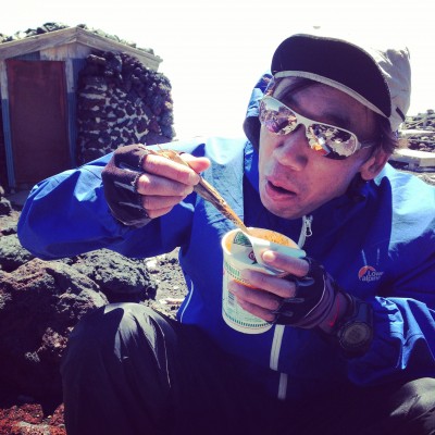クギッシーさんはカップラーメン。箸を忘れてそこら辺の木で食べていた。不味そうwww