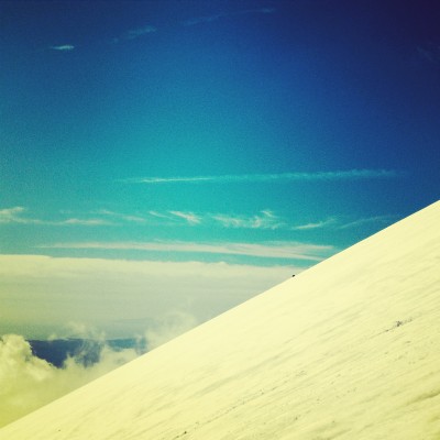 8合目あたりまでは通常のトレランスタイルで。それ以降は夏道はなくなり、冬山装備で雪渓を頂上へと登り詰める。登山者は少なく、見かけるのは頂上から滑るスキー、スノーボーダーが少々、あとは途中で引き返すトレイルランナーは結構いた。トレイルランナーも、もう少し装備を持てば頂上まで楽しめるのにな、と思わなくもなかった。もちろん、富士登山競走の練習の人も多いだろうからしようがないですけどね。トレイルランの枠だけに留まるのはもったいないな、ちょっと広げるだけで色々楽しいから…って最近思うのです。