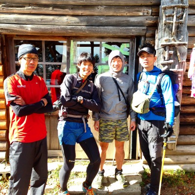 甲武信小屋では早朝大弛から逆走してきたタケダ君も合流。今年は分水嶺・トルデジアン・斑尾・ハセツネと立て続けに大活躍ですね。しかしみんな背がデカい。180,184,186。その中でもオレが群を抜いて192です。