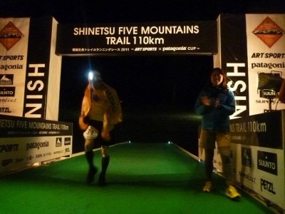 ボクも以前は痛み止めに頼ることがありました。2011信越などは、20km過ぎで腸脛靭帯炎となり、残り100kmをロキソニンに頼ってしまいました。