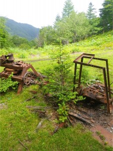 夏に分水嶺トレイル（奥秩父主脈縦走）で見つけた工作機械。笠取山の西、分水嶺近くにある。