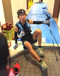 2周目をでていくところ。指貫のグロ－ブからフルに変えて、ウィンドストッパ－のベストを着る。補給も十分まわせていた（つもりだった）