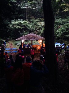 通過タイム4時間ぐらいで東屋に灯りがともる。昨年、自分はこの時間に通過したけれど、そんな余裕はなかった。ただ応援者の励ましがうれしかった。