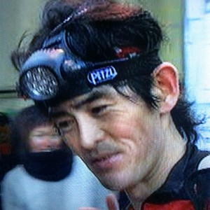 7年前のモンブランでの鏑木選手のヘッドライトはとてつもなく大きい。ナイトラン講習で実物を見たが、夜の鎌倉で街中に出た時は、対向車がバイクと勘違いして止まるほど明るかった。輸入規制があり、日本では販売されていないもので、プロ選手の装備に驚いた記憶がある。確か5-6万円したとかしないとか。今はLED性能が進歩し、トップ選手と変わらないモデルを一般市民ランナーが入手できる時代でもある。