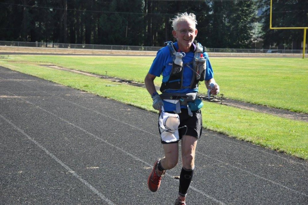 「くぎしまさんですか?」少したどたどしい日本語で話しかけられた。Gene Dykes 69歳、今年の最年長完走者だ。「おくほだか..きただけ..あいのだけ..やり。ぜんぶのぼりました。ふじさんはじゅーがつにのぼったら、しにそうになりました。わはは。」座間の米軍キャンプに2年間駐在した経験があり、オートバイで日本中旅をして、山々を登ったと。3日目の夜間のエイドですれ違った時に、かなり憔悴ていたが、うまくエイドで回復させて完走を果たした。最後のトラックはキロ5 ?と思うほど、背筋の伸びた美しいフォームで周回していた。彼らの Ultrasign upを見てさらに驚いたことに、9月にTahoe200、10月にMoab200にエントリーしており、完走すればもちろんトリプルクラウン(同一年度に3つの200マイルを走ること)最年長者になることは間違いない。退役軍人おそるべし。