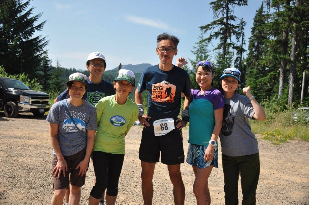 今回のレースにおけるベストショット。レース日程が長いので、全員が揃ったのは76マイル地点のElk Pass Aidだった。エリートランナーで、シアトル在住の藤岡夫妻、ポートランド在住の@trailinportlandさん( twitterアカウント)、八ヶ岳スリーピークスのボランティアがご縁で知り合った方と、互いが全員の顔を知らなくても、ここに集まることができたからこそ自分の完走があったのは間違いありません。パシフィックノースウエストから日本にレースでいらっしゃる時は万全のサポートでお迎えいたします。