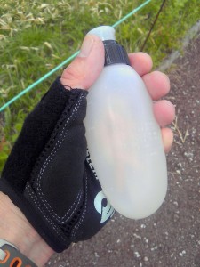 わかり難いですが、ジェルフラスコに柿の種いれてます。