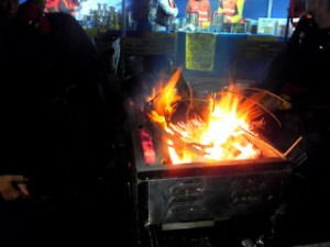 夜間エイドは寒い。日本みたく木が少ない（海岸沿いだから？）