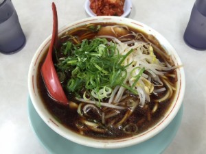 新福菜館のラーメン。焼き飯とラーメン小でしたが、内臓へのダメージがきつく、焼き飯を残してしまった・・・残念。