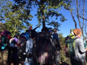 地図読みと山の地形を説明するkeg氏