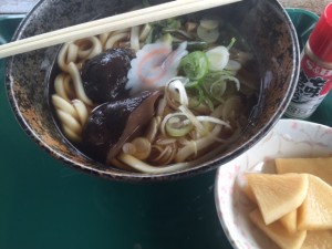 富士見茶屋のうろん。おまけの大根漬けもうまい！