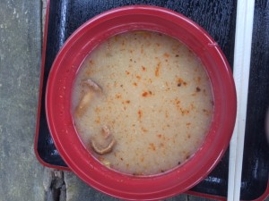 景信山でなめこ汁を補給。