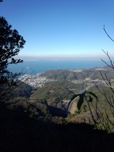 鋸山山頂を越えると東京湾が一望