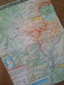 マップ面にはコース詳細を記載。水場やトイレ、眺望ポイントや名所なども記載しています。