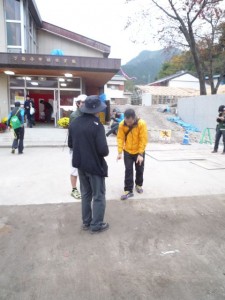 前夜祭開始前に出来上がっているランナーも（手前の黒い人）