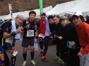 とっくにゴールして着替えてるエリートランナーと